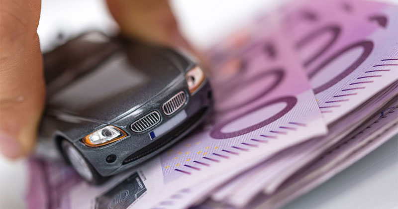 Automobilrecht Mülheim, Oberhausen & Düsseldorf Modellauto auf Geldscheinen