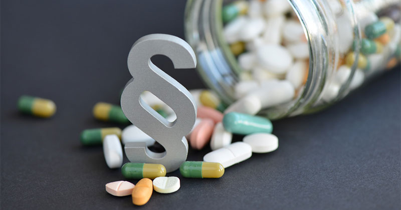 Medizinrecht Mülheim, Oberhausen & Düsseldorf Offenes Glas mit Tabletten & Kapseln